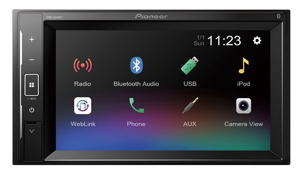 Autórádió Pioneer DMH-A240BT érintőképernyővel, Bluetooth és USB csatlakozással.