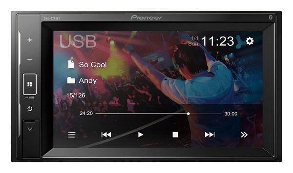 Autórádió Pioneer DMH-A240BT érintőképernyővel, Bluetooth és USB csatlakozással.