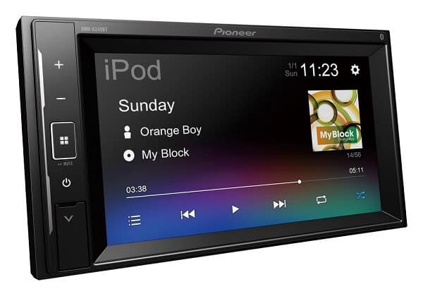 Autórádió Pioneer DMH-A240BT érintőképernyővel, Bluetooth és Apple CarPlay támogatással.