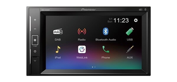 Autórádió Pioneer DMH-A240DAB érintőképernyővel, DAB+ rádióval és Bluetooth hanggal.