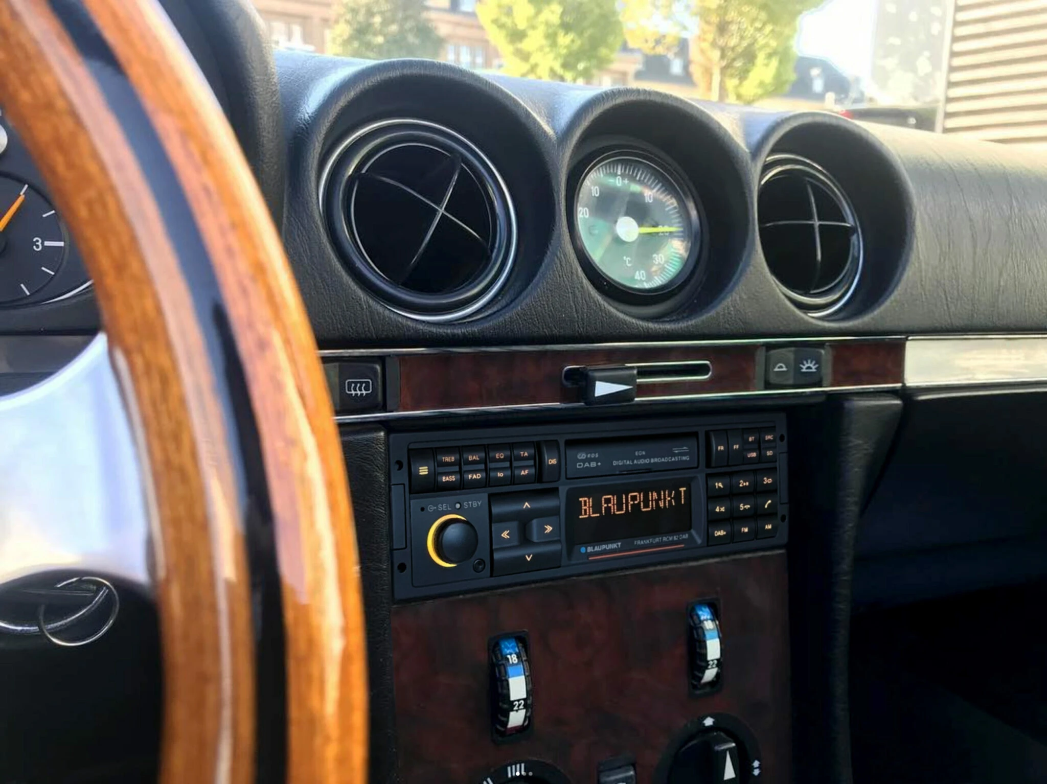 Autórádió Blaupunkt Frankfurt RCM 82 DAB, modern DAB rádió és navigációs rendszer.