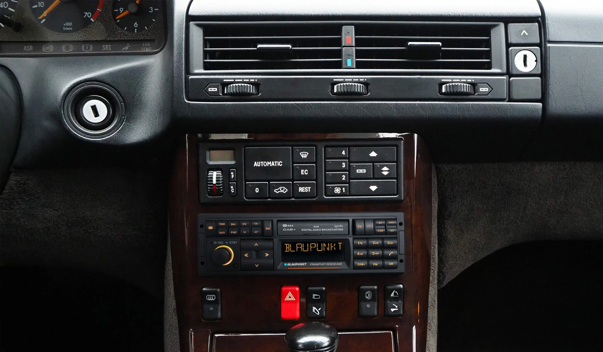Autórádió Blaupunkt Frankfurt RCM 82 DAB, modern DAB rádió és hangszóró rendszer.
