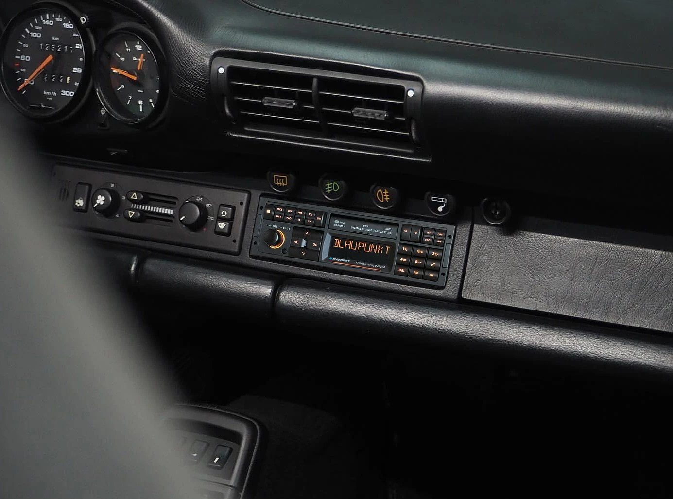 Autórádió Blaupunkt Frankfurt RCM 82 DAB - kiváló minőségű DAB rádió és hangzás a járműben.