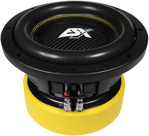 Magas teljesítményű subwoofer ESX QXE8D2, kiváló hangzás és mély basszus a hangszórók között.